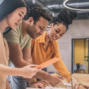 Equipe profissional diversa reunida em uma mesa de reunião