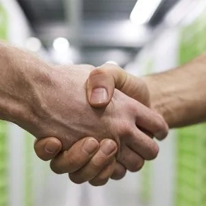 Duas mãos dadas simbolizando o envelhecimento ativo, apoio mútuo e a longevidade