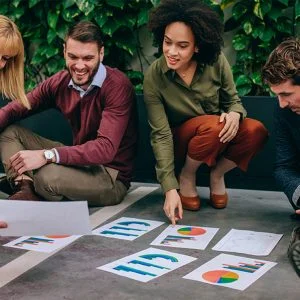Mesa de trabalho organizada com agenda e ferramentas de produtividade